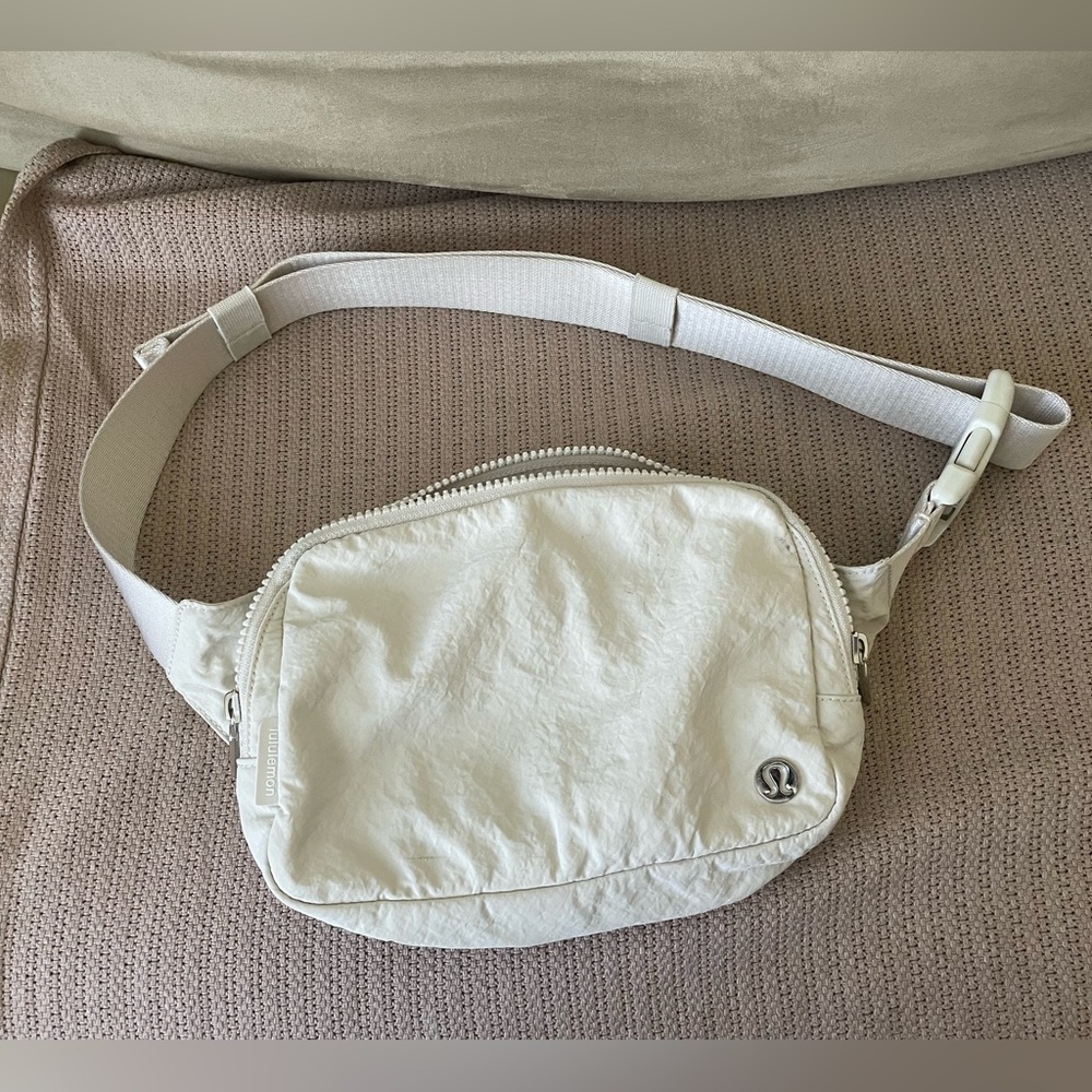 Lululemon beltbag 1L Cream sail off white color shoulder bag backpack bag purse